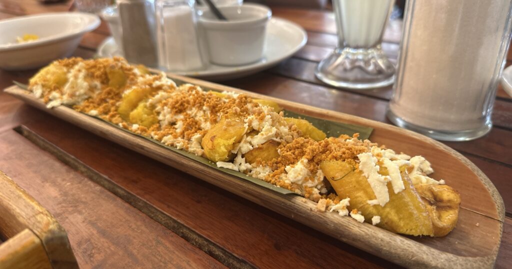 Patacones con queso y maní (also called plátanos con queso y maní molido) 