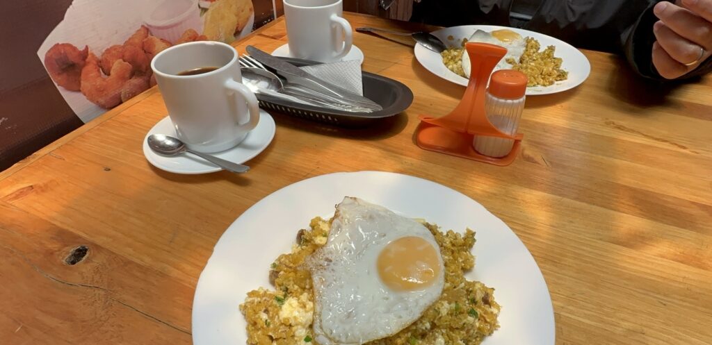 plates of tigrillo and cups of coffee