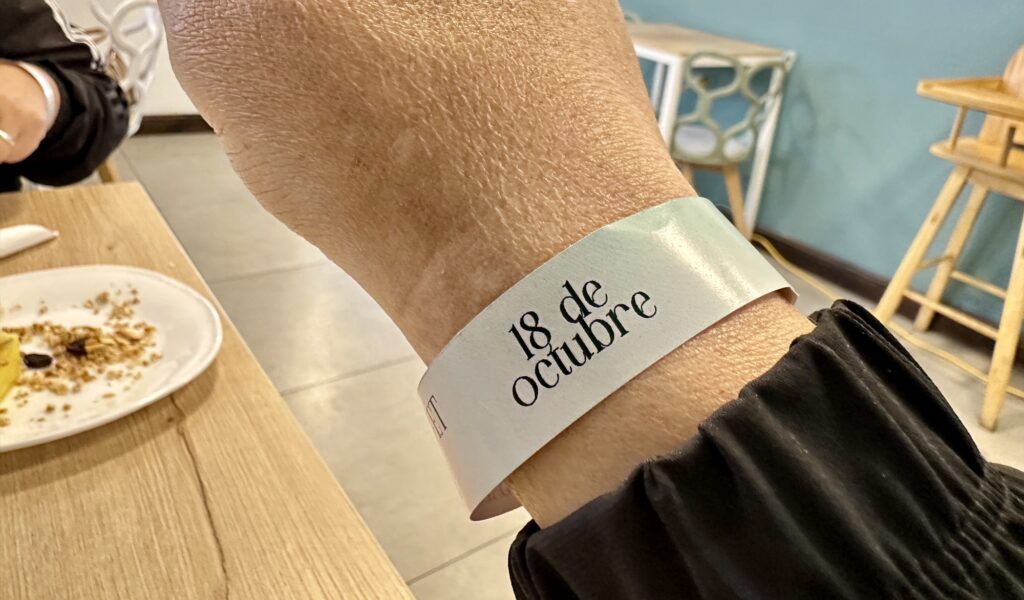 a wrist band saying 18 de octubre