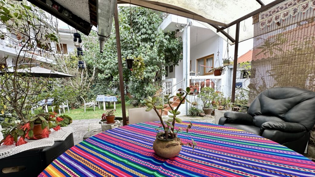 a view of a courtyard